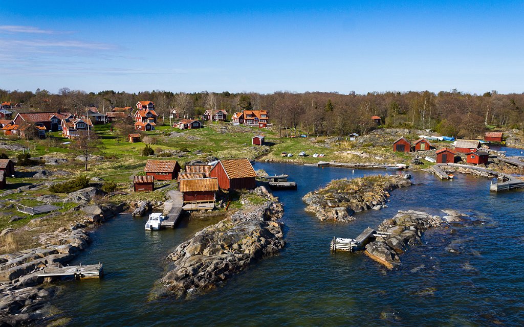 Drönarfoto av Svartlöga by i Roslagens skärgård