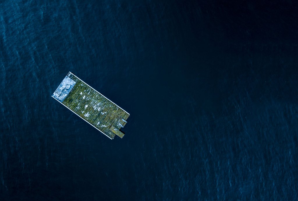 Flygfoto från drönare av badflotte i vatten