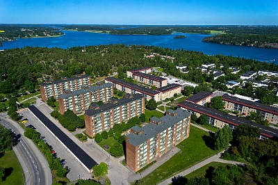 Flygfoto av flerbostadshus i Vårberg, Stockolm