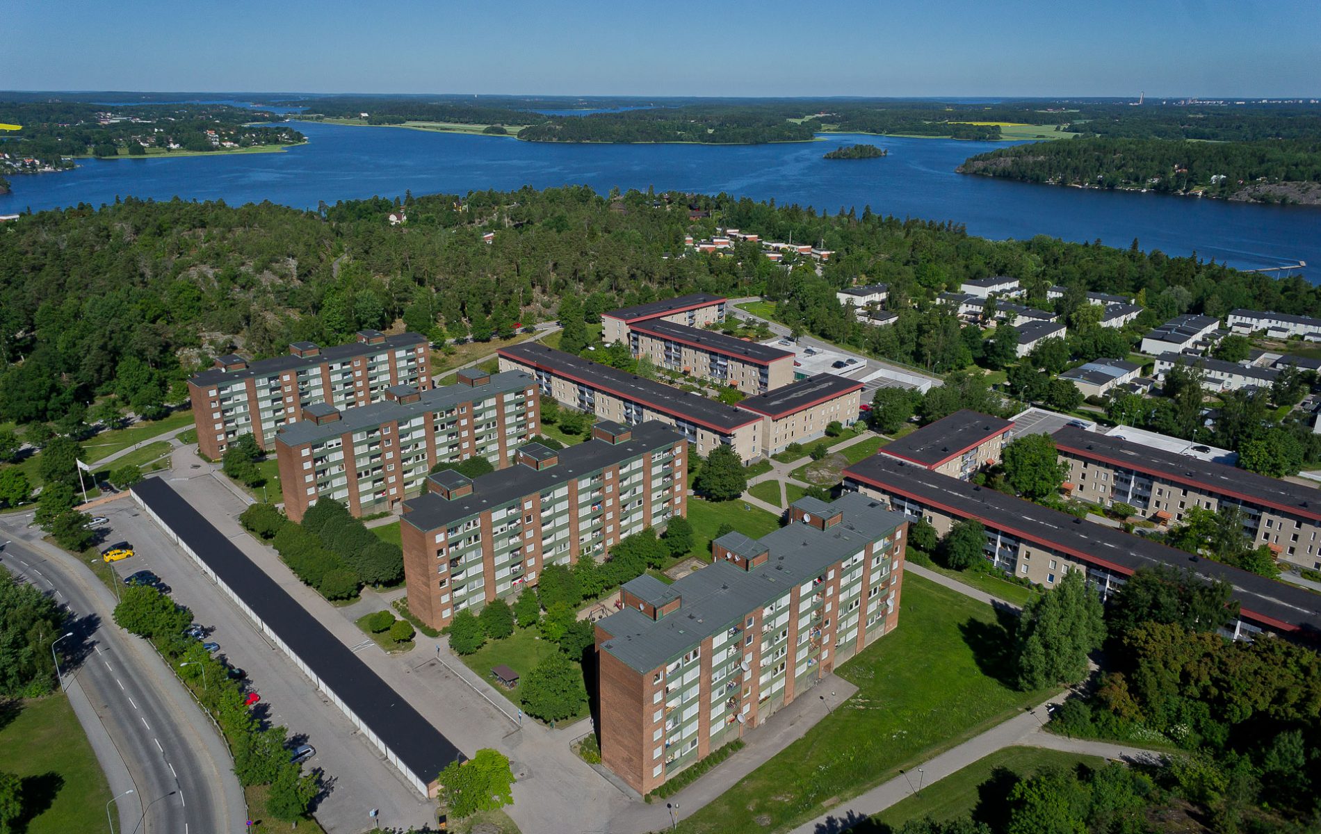 Flygbild av flerbostadshus i Vårberg, Stockholm