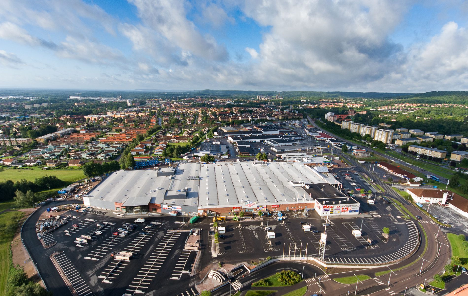 Flygbild av stormarknad & handelsplats